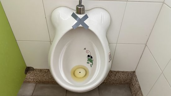 幼二班廁所一座小便斗賭塞