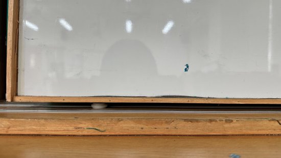 幼二班白板櫃的門片推不開