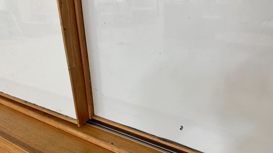 幼二班白板櫃的門片推不開