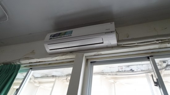 104前面教室冷氣機漏水漏冰塊