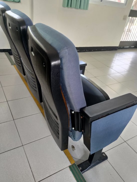 視聽教室座椅椅背掉落