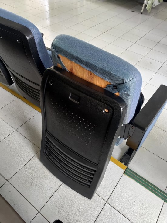 視聽教室座椅椅背掉落