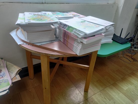 閱讀教室桌子邊條脫落