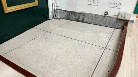 幼二班辦公室前門牆壁上的電箱處漏水