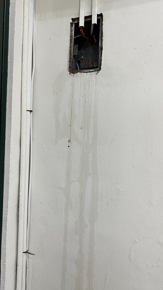 幼二班辦公室前門牆壁上的電箱處漏水