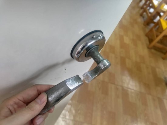 閱讀教室後門門把斷了