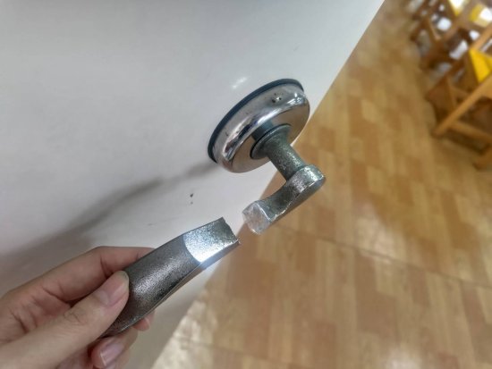 閱讀教室後門門把斷了