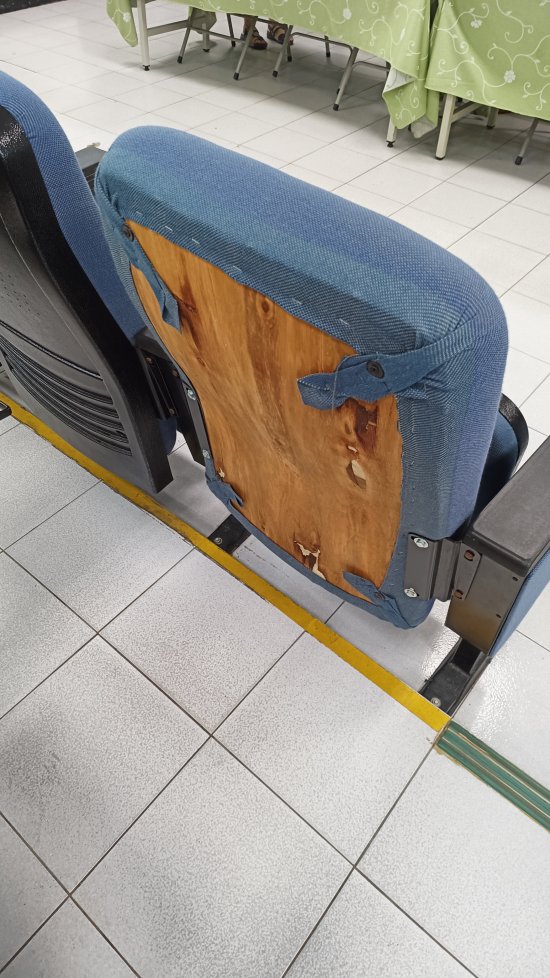 視聽教室椅子故障