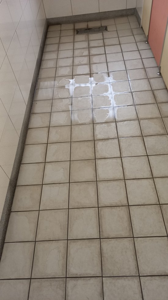 廁所走道積水