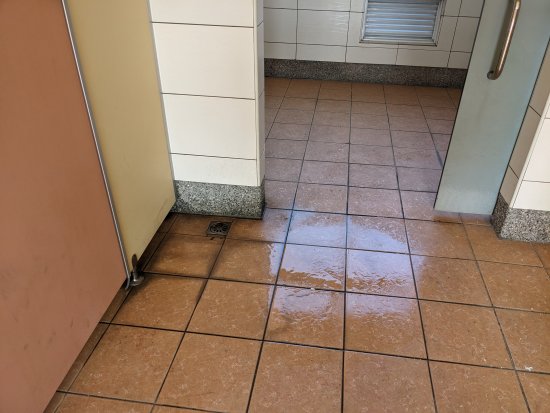 圖書館旁邊廁所天花板多處漏水