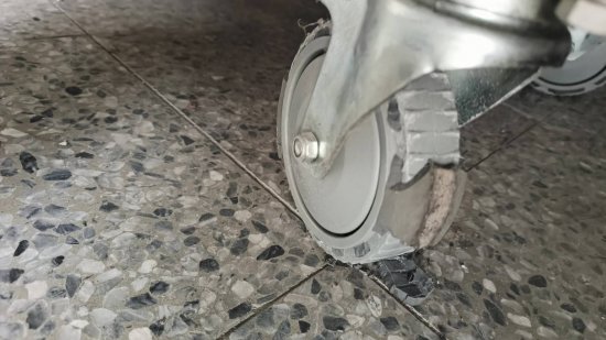 自然教室 充電車輪胎故障