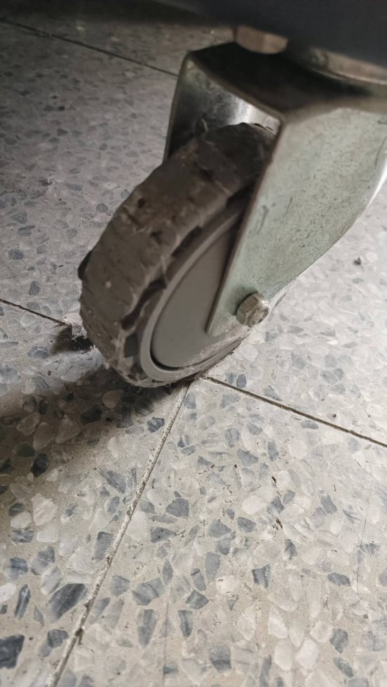 自然教室 充電車輪胎故障