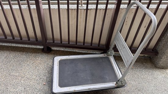 幼二班推車多處螺絲掉落