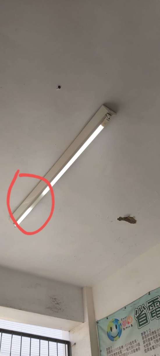 北棟東側3樓廁所前燈管壞掉