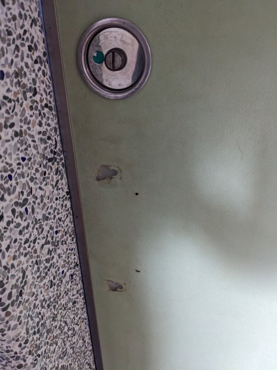 幼兒園旁廁所的無障礙廁所門把被破壞遺失