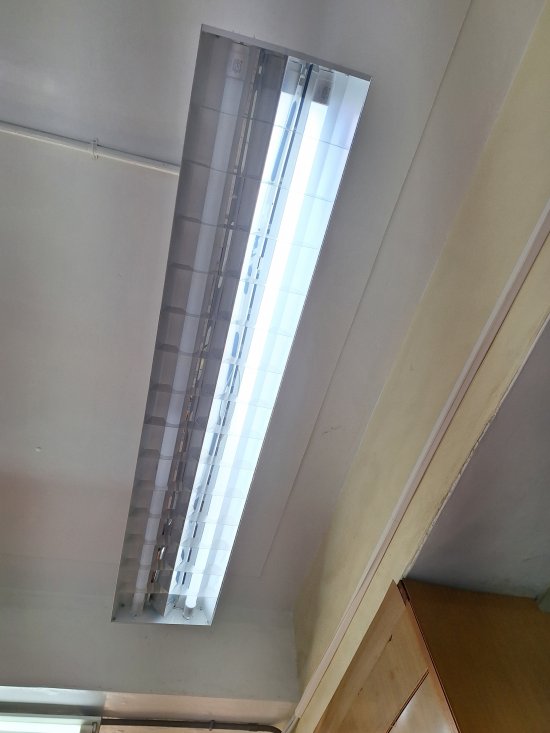 104教室三座燈管故障