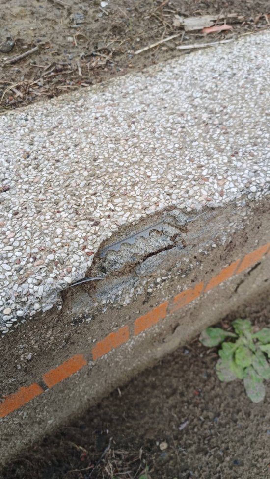 水泥脫落 建築材料露出 學生被刺到