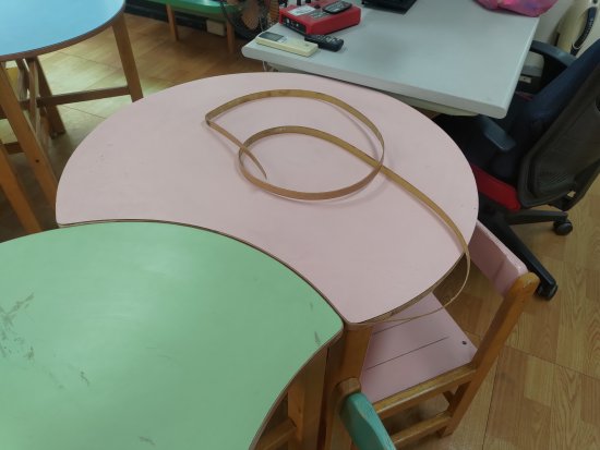 閱讀教室桌子邊條脫落