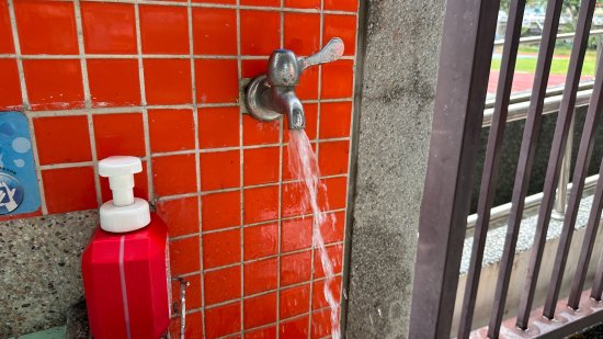 幼二班走廊洗手台水龍頭水太小