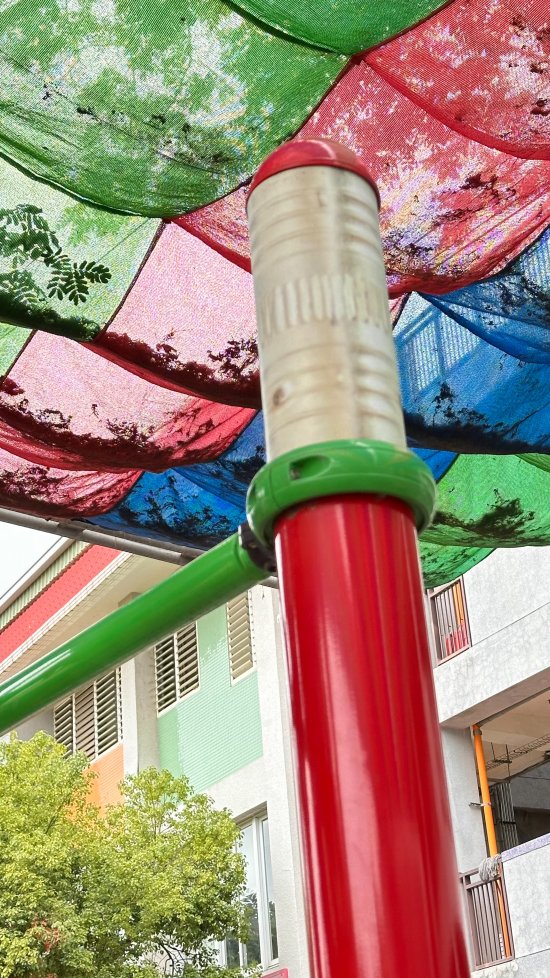 幼兒園礫石遊戲場柱子紅色頂蓋鬆脫可拿起