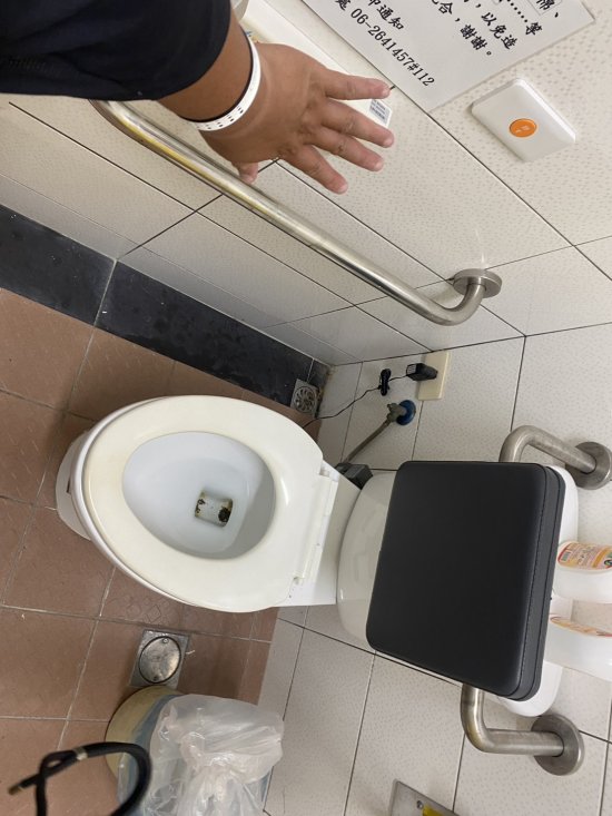 已請廠商協助通管，當天通出樹根、內褲、飲料罐、衛生棉及濕紙巾，已請打掃班級及相關單位協助宣導不要將任何物品丟入馬桶內
