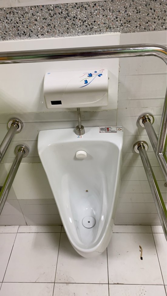將廠商檢視小便斗無漏水也無破裂，是因出水口水量太大導致，已將出水口水量調整