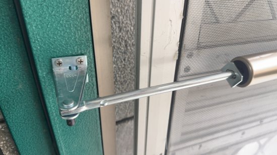 教室紗門螺絲鬆脫