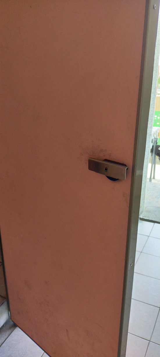 第一棟四樓女廁共三扇門門栓壞掉