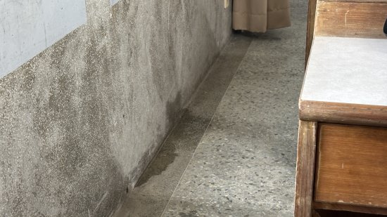 大辦公室的中間那台冷氣會滴水