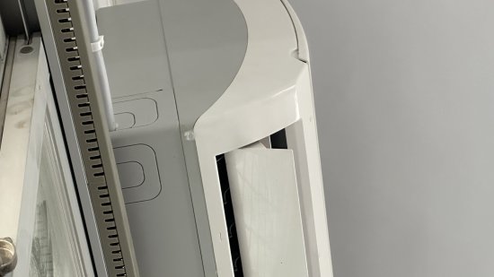 大辦公室的中間那台冷氣會滴水