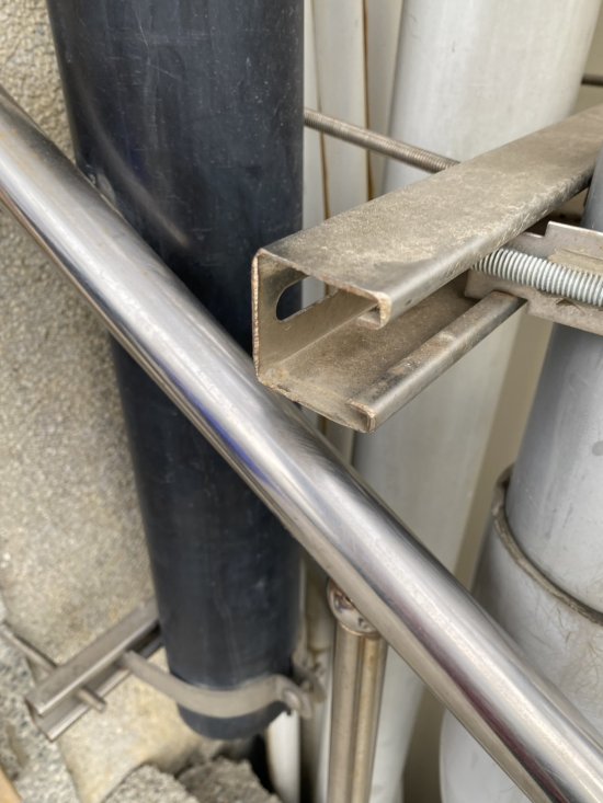 學務處旁廁所樓梯角鋼