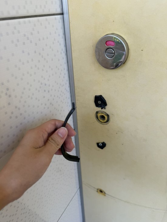 無障礙廁所門把斷掉