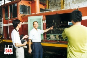仁德糖廠-蘇清文課長正在解說日立牌837號引擎