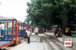 烏樹林糖廠-車站旁正在等車的旅客