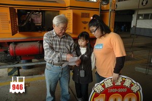 20100121探勘-在機車庫前訪問莊裕廷先生