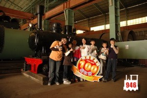 20100121探勘-與礦鐵小蒸汽火車合照，好可愛！