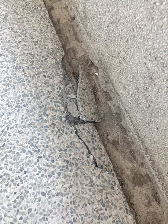 學務處走廊地磚脫落