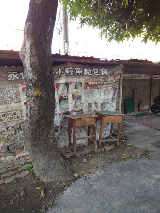 桌子有白椅