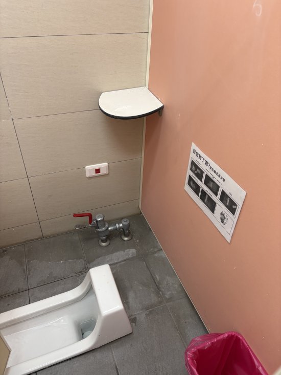 音樂大樓1樓女廁噴水器漏水嚴重