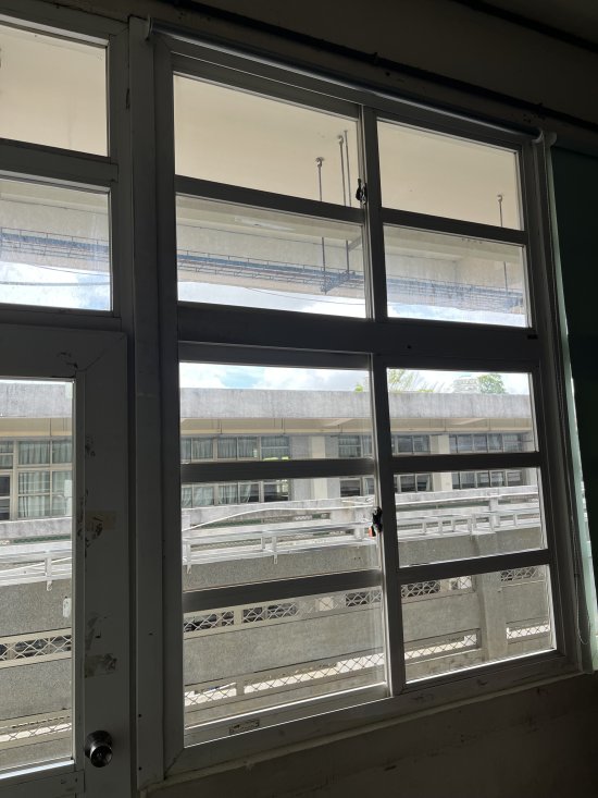 109班教室右前側無捲簾，漏光嚴重